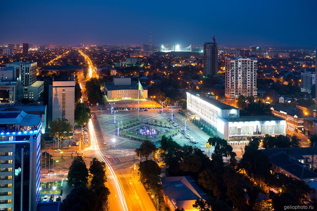 Главная Городская площадь в Краснодаре ночью фото