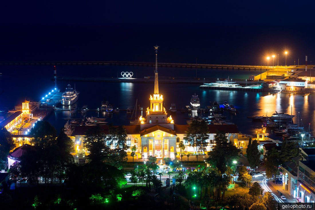 Морской вокзал в Сочи вечером фото