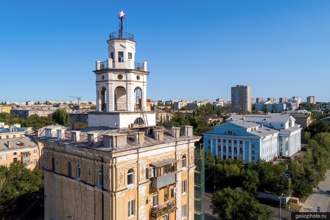 Дом с башней на проспекте Ленина в Волгограде фото
