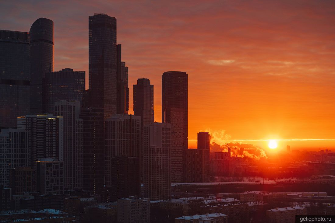 Башни Москва-Сити на рассвете фото