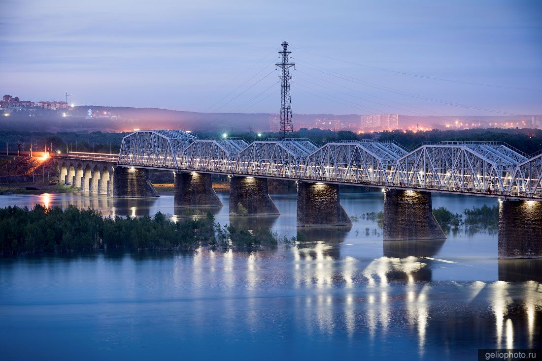Комсомольский ЖД мост в Новосибирске вечером фото