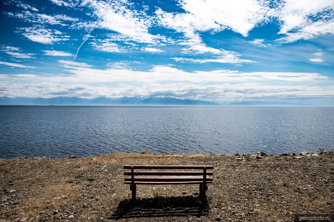 Скамейка на берегу Байкала в Нижнеангарске фото