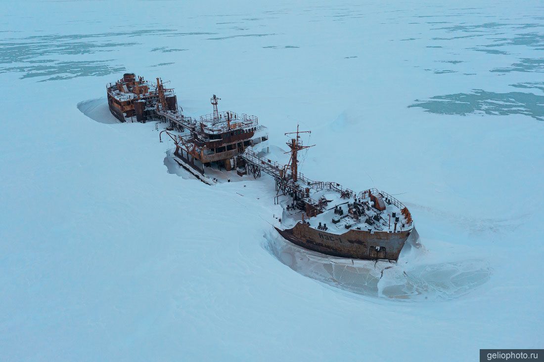 Заброшенный сухогруз Памяти 26 Комиссаров в Тикси фото