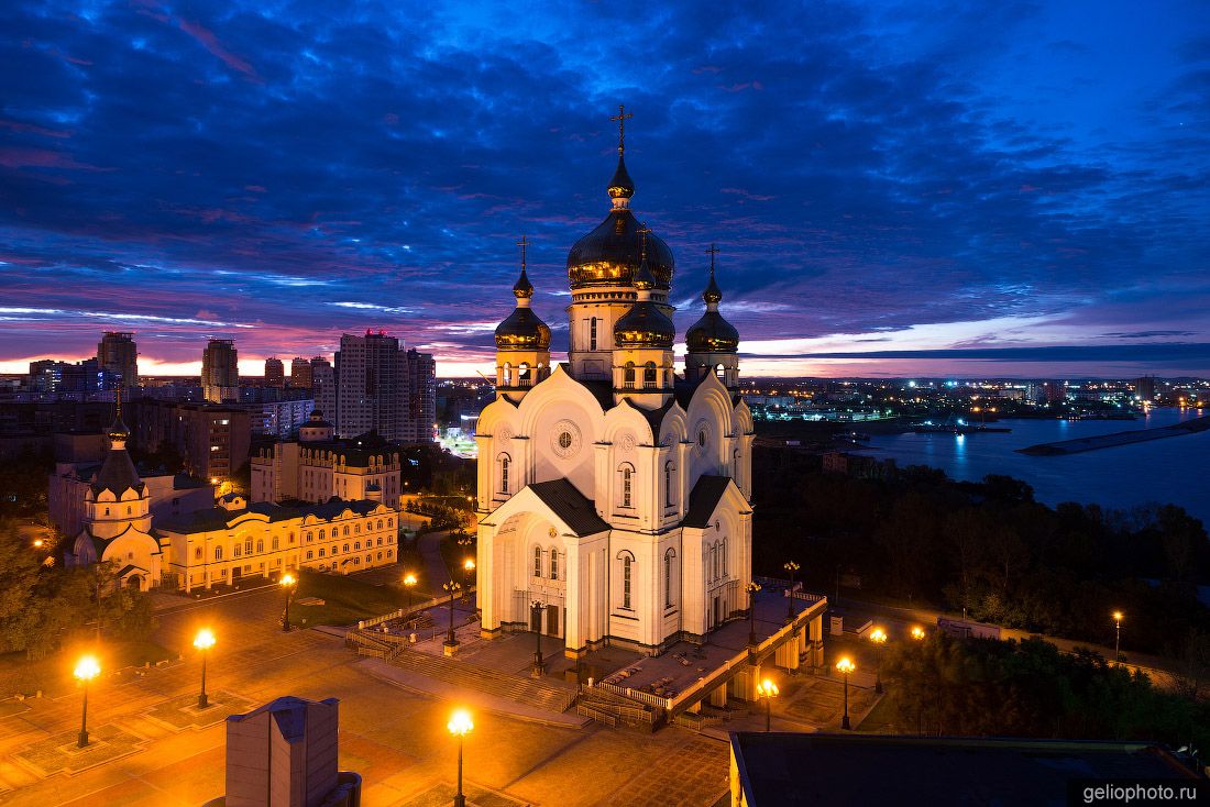 Спасо-Преображенский собор в Хабаровске вечером фото