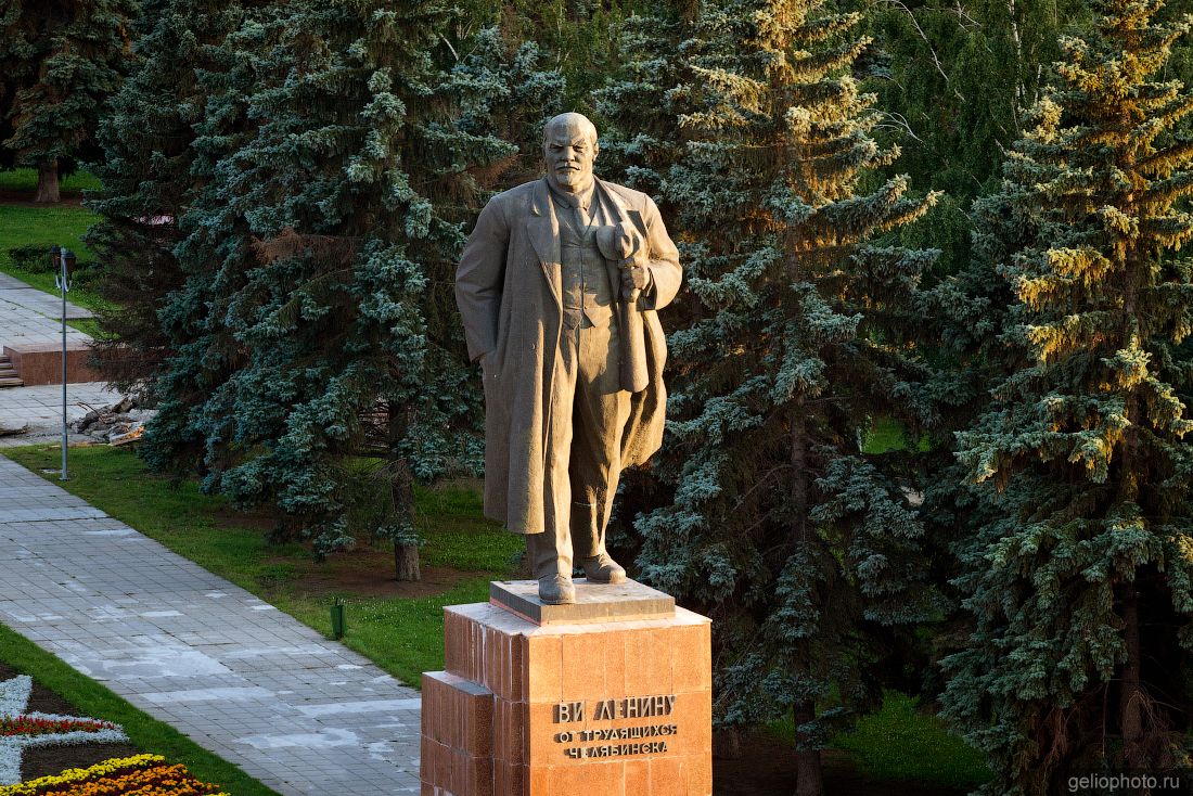 Памятник Ленину в Челябинске фото
