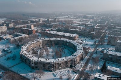 Вид на Дом-шайбу Новокузнецке фото