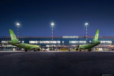 Самолёты S7 Airlines в Толмачёво вечером фото