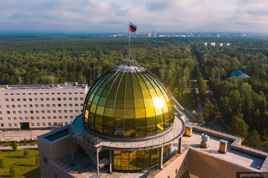Купол на главном корпусе НГУ фото