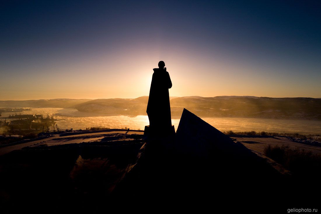 Памятник защитникам Советского Заполярья в Мурманске вечером фото