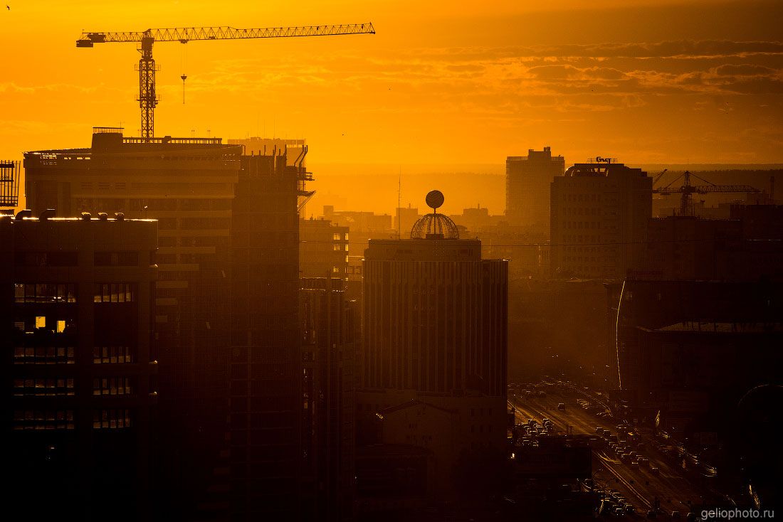 Сибирский офис Сбербанка в Новосибирске на закате фото