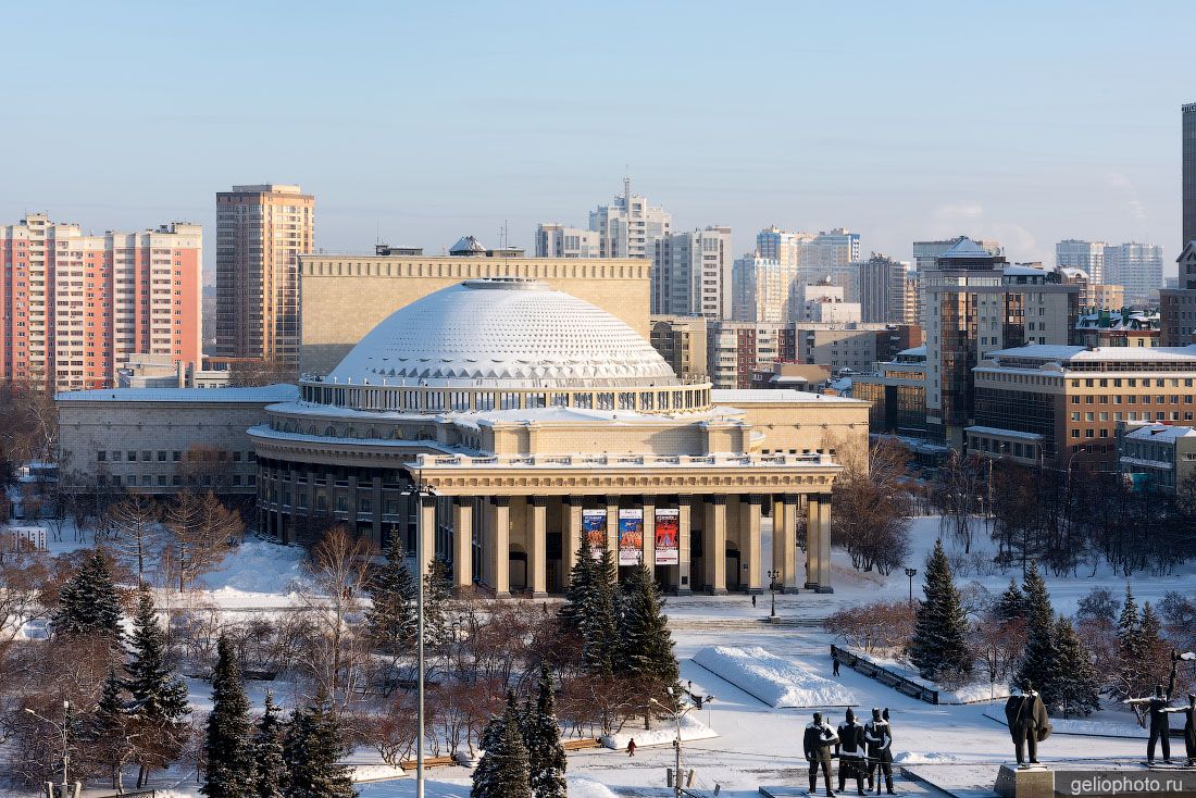 Новосибирский театр оперы и балета зимой фото