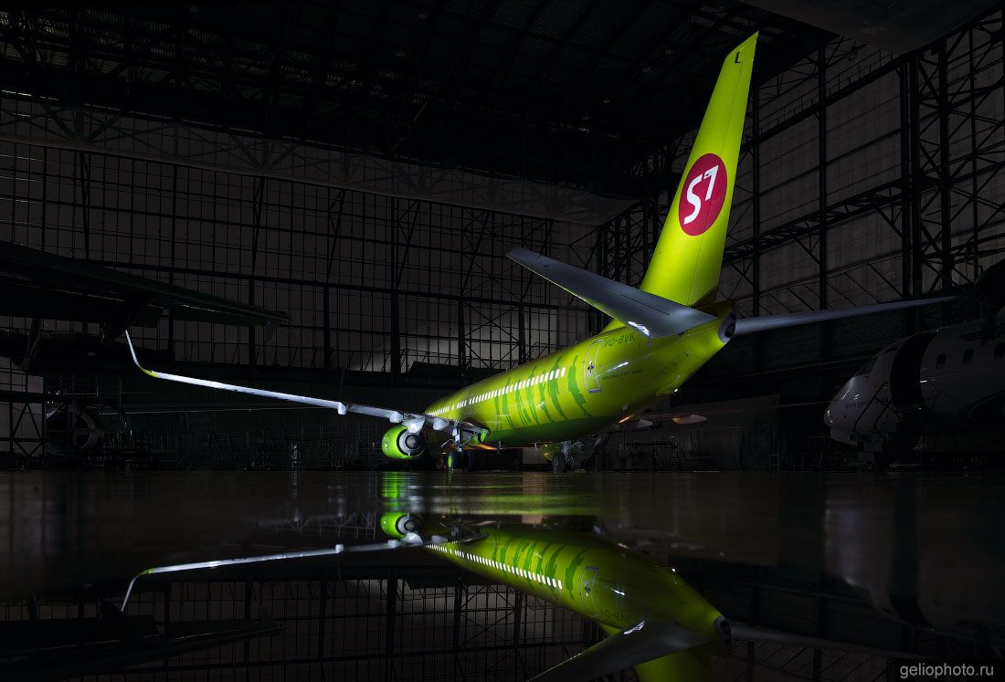 Boeing 767 авиакомпании S7 в ночном ангаре фото