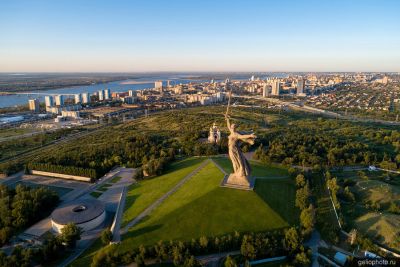 Мамаев Курган в Волгограде с высоты фото