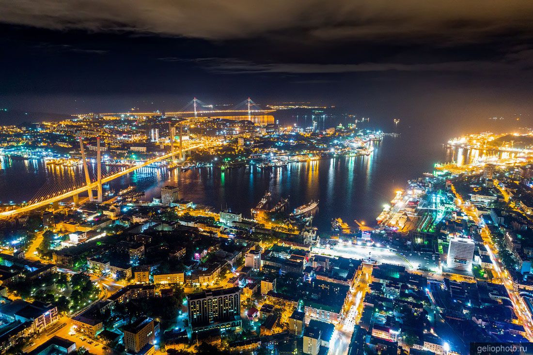 Бухта Золотой Рог в ночном Владивостоке фото