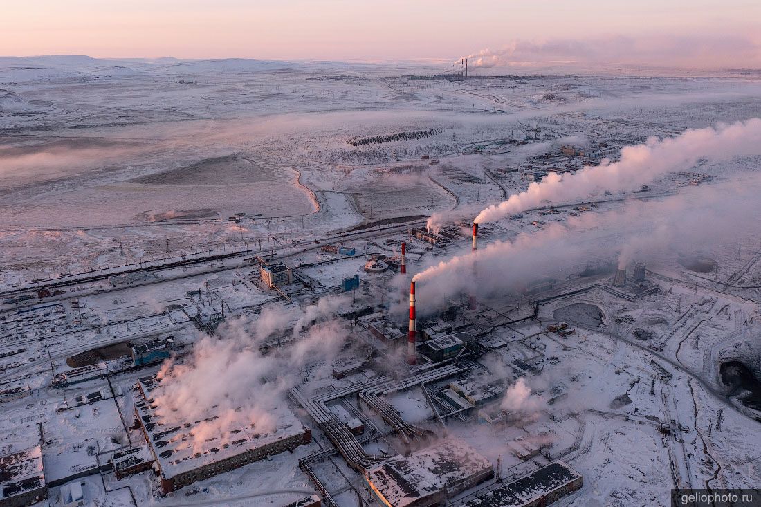 Медный завод в Норильске с высоты фото
