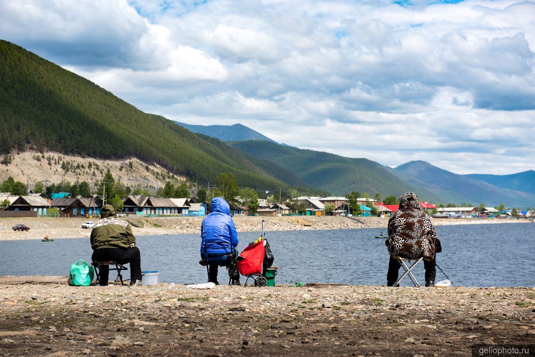 Рыбаки на берегу Байкала в Нижнеангарске фото