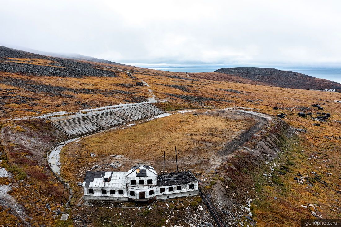 Заброшенный стадион в посёлке Валькумей с высоты фото