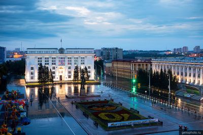 Администрация Правительства Кузбасса в Кемерово вечером фото