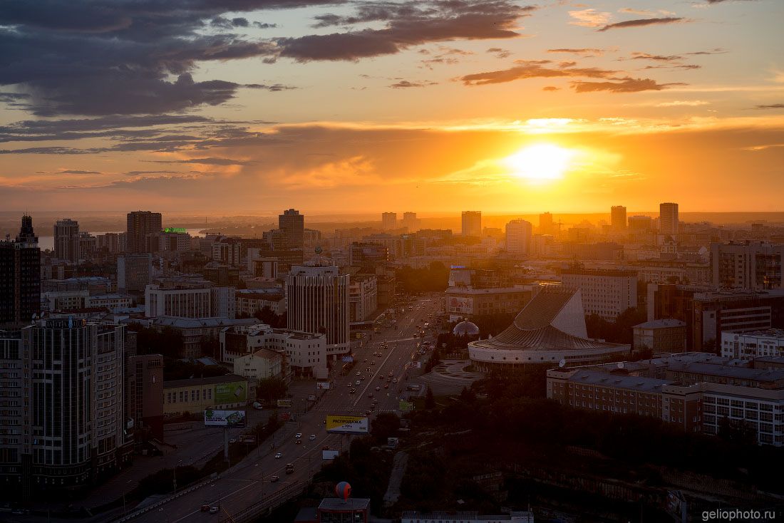 Летняя Октябрьская магистраль в Новосибирске на закате фото