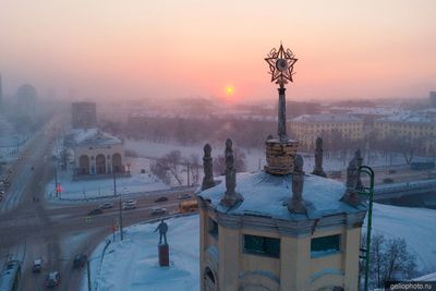 Шпиль со звездой на Театральном доме в Новокузнецке фото