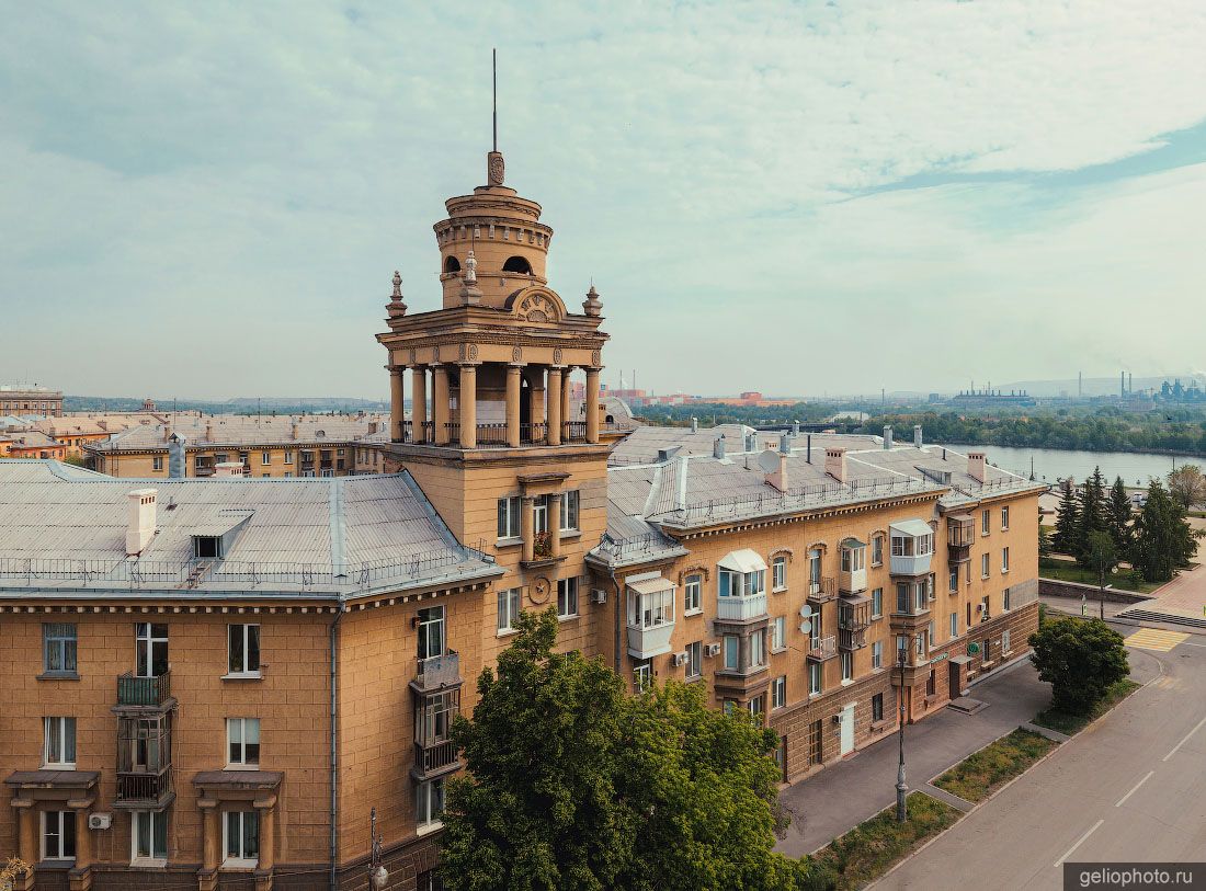 Дом с башней в Магнитогорске фото