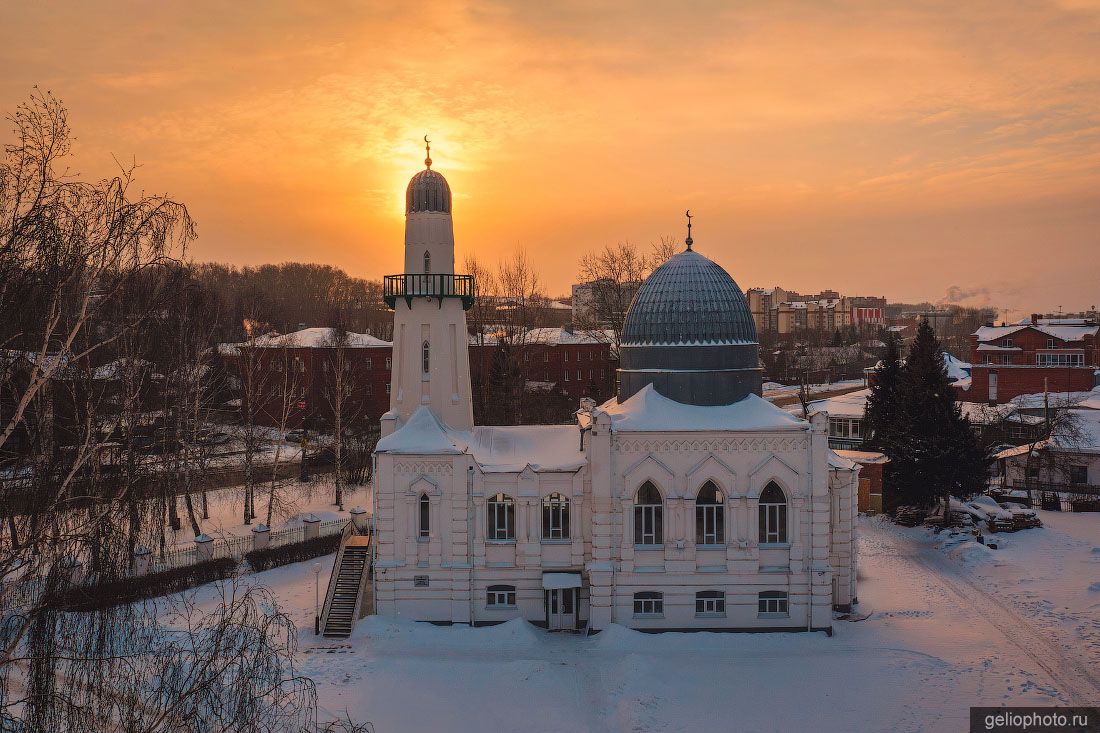 Белая соборная мечеть на закате зимой фото
