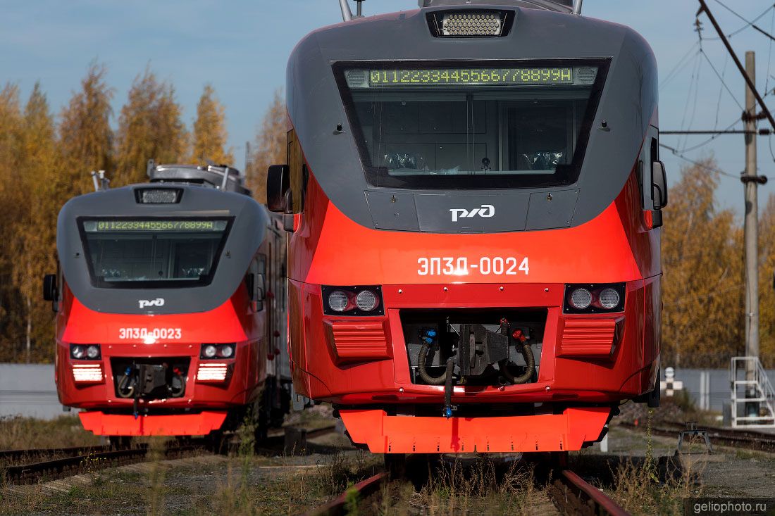 Электропоезда ЭП3Д РЖД на стоянке фото