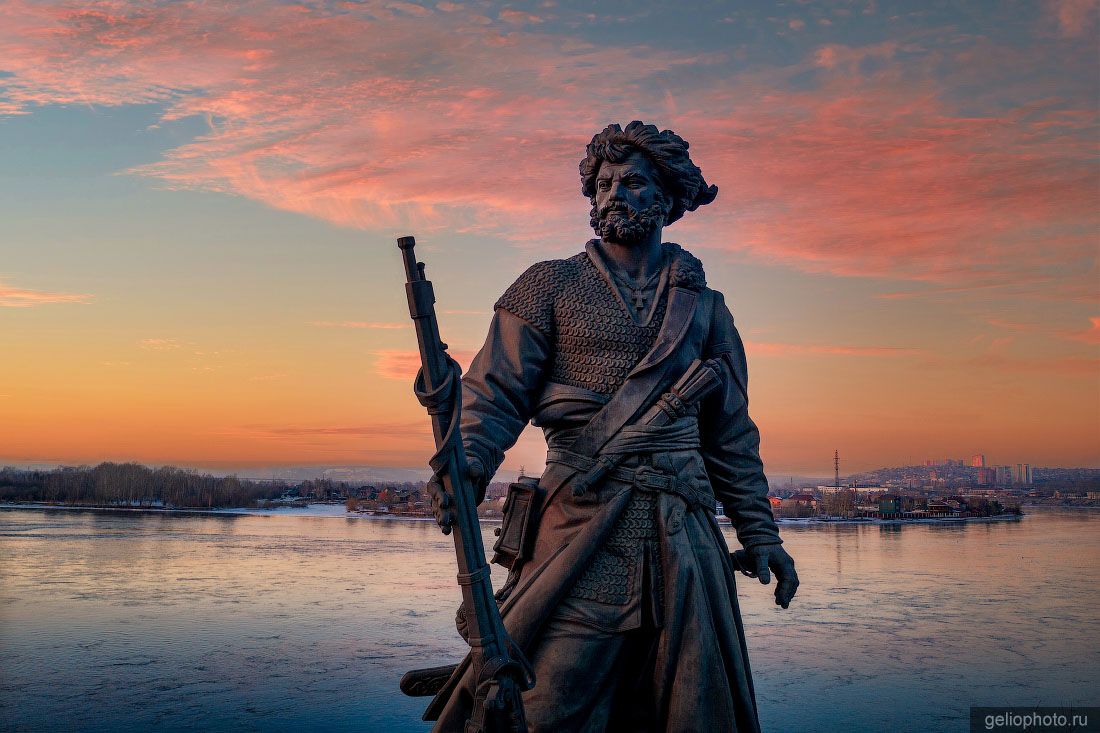 Памятник Якову Похабову в Иркутске фото