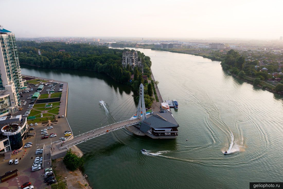 Пешеходный мост Поцелуев через Кубань в Краснодаре фото