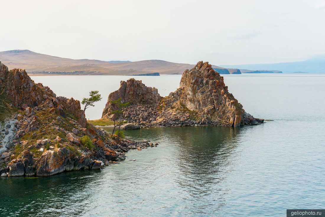 Скала Шаманка на Байкале фото