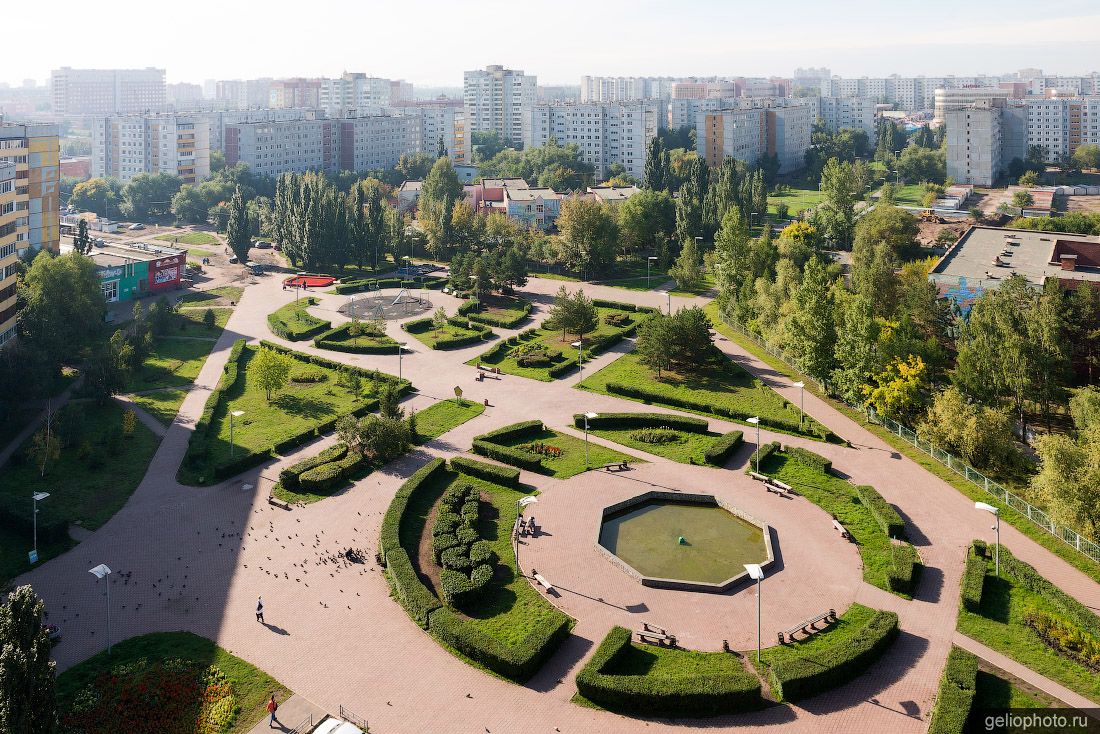 Аллея в шестом микрорайоне Омска фото