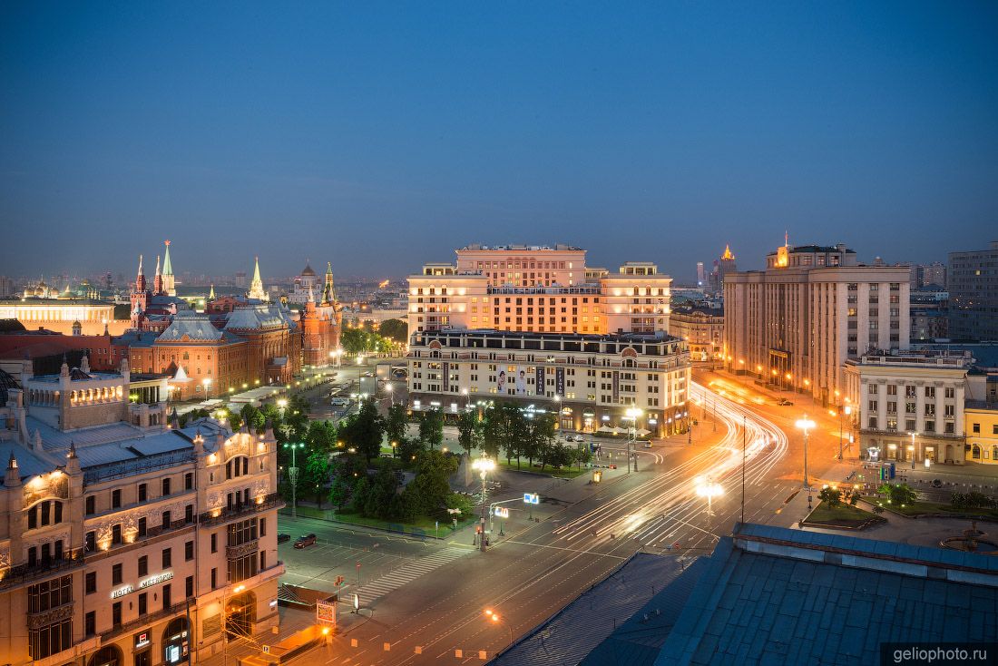 Сквер у памятника Карлу Марксу в Москве фото