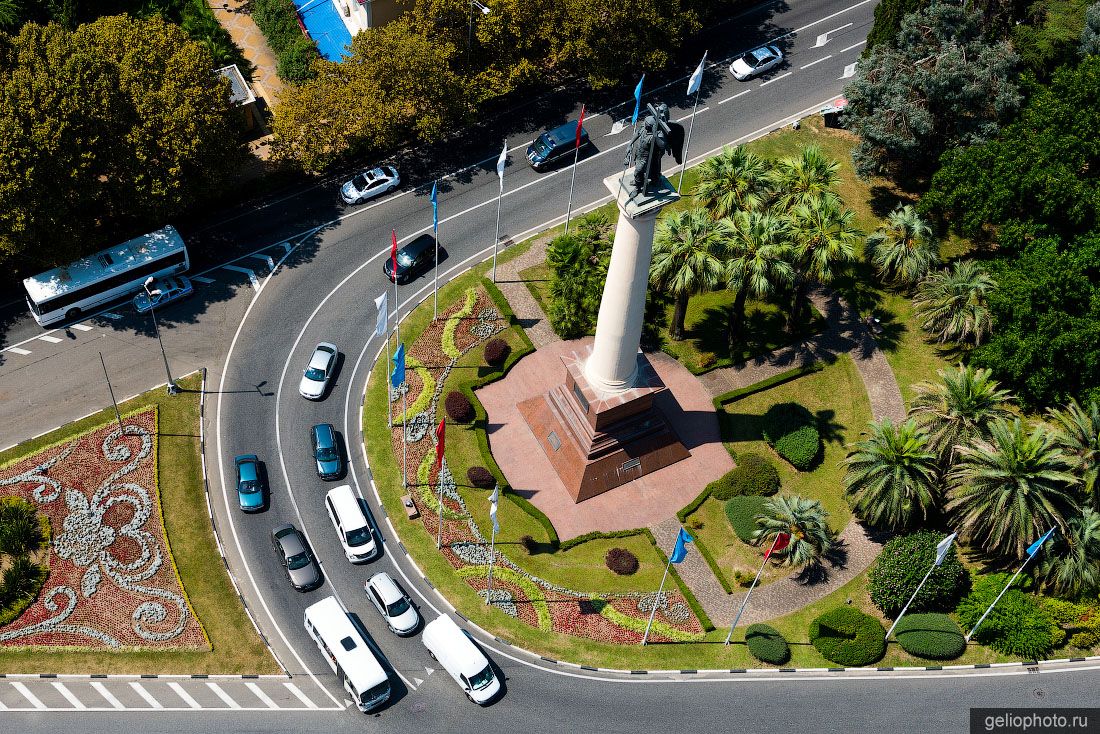 Памятник Михаилу Архангелу в Сочи фото