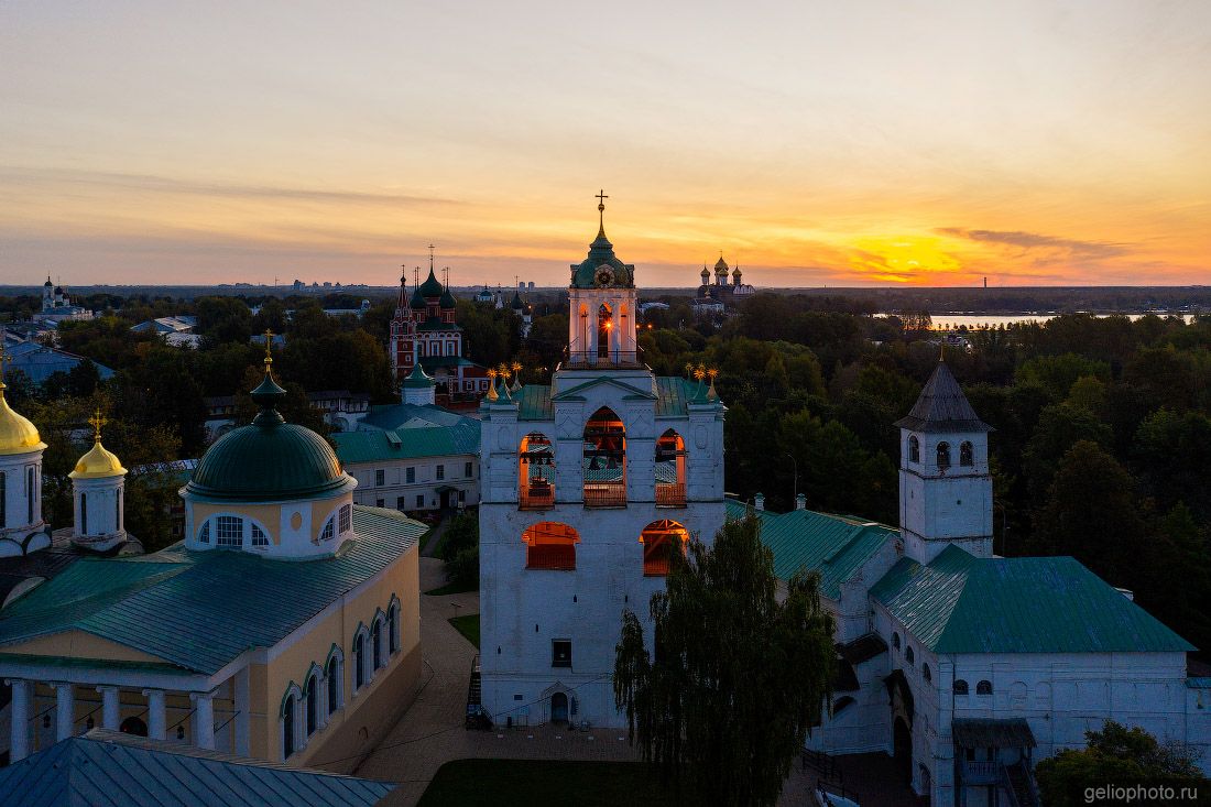 Спасо-Преображенский монастырь в Ярославле с высоты фото