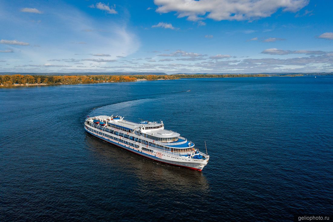 Круизный теплоход на Волге в Самаре фото