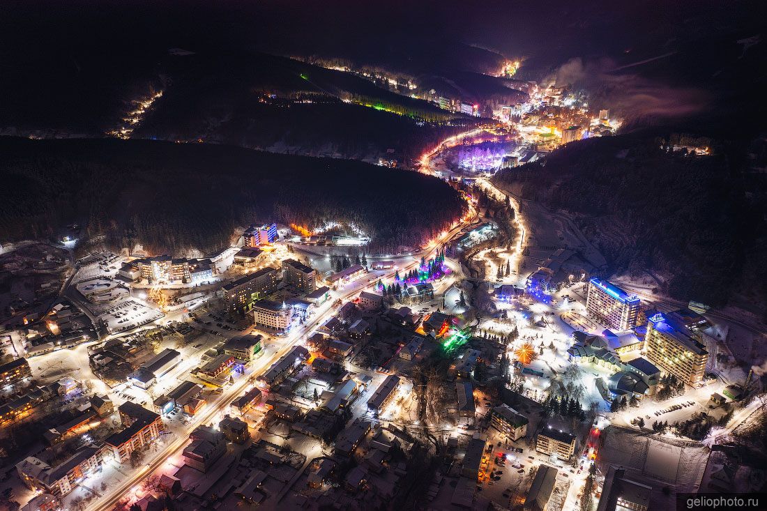 Зимняя Белокуриха в вечерних огнях с высоты фото