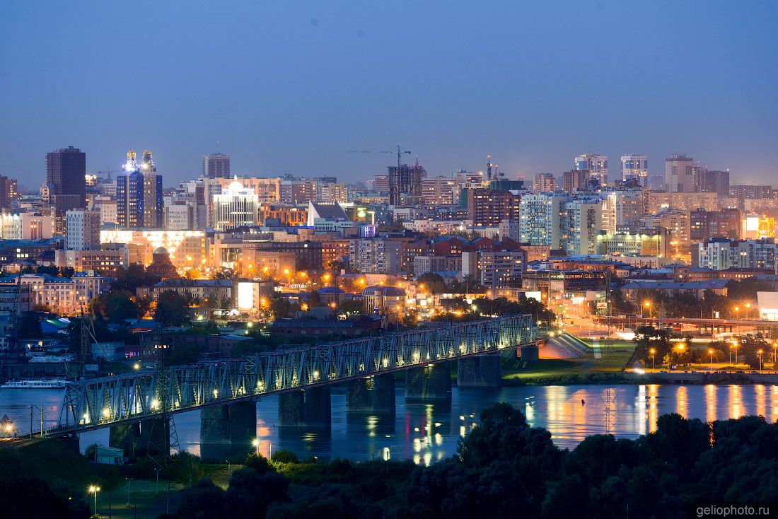Железнодорожный мост в Новосибирске вечером фото