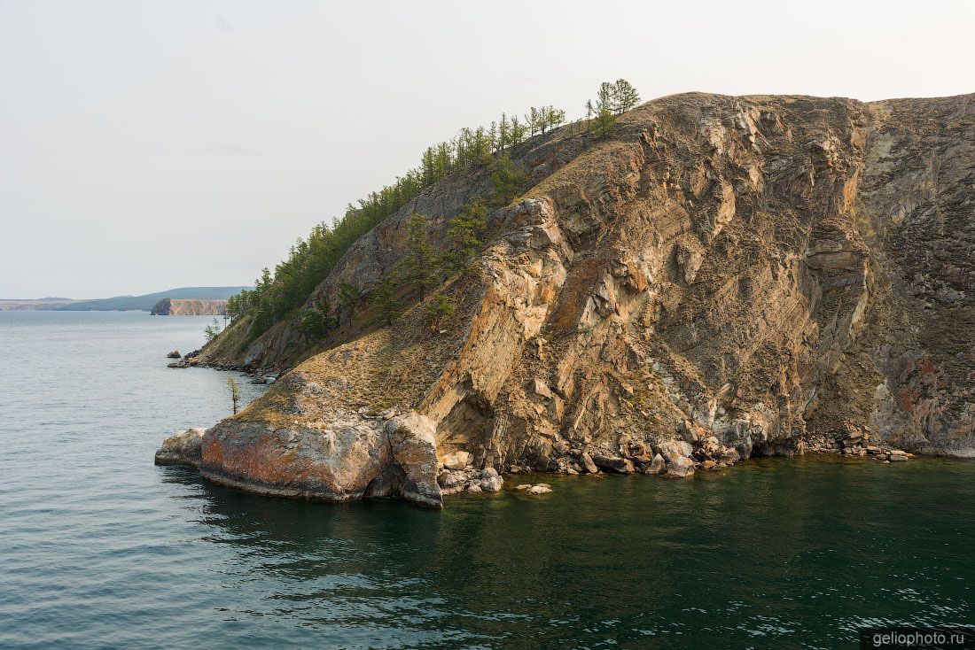 Скалистый берег Ольхона на Байкале фото