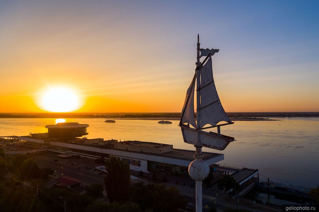 Шпиль с парусником на ресторане Маяк в Волгограде фото