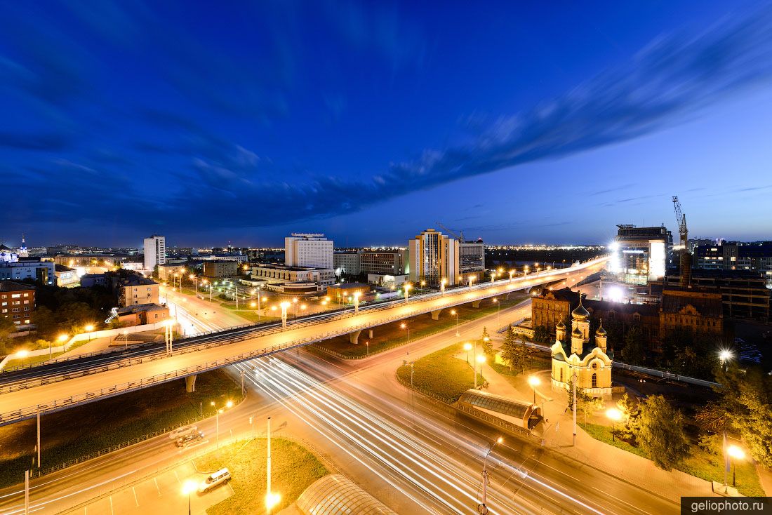 Пересечение улиц Фрунзе и Красный Путь в вечернем Омске фото