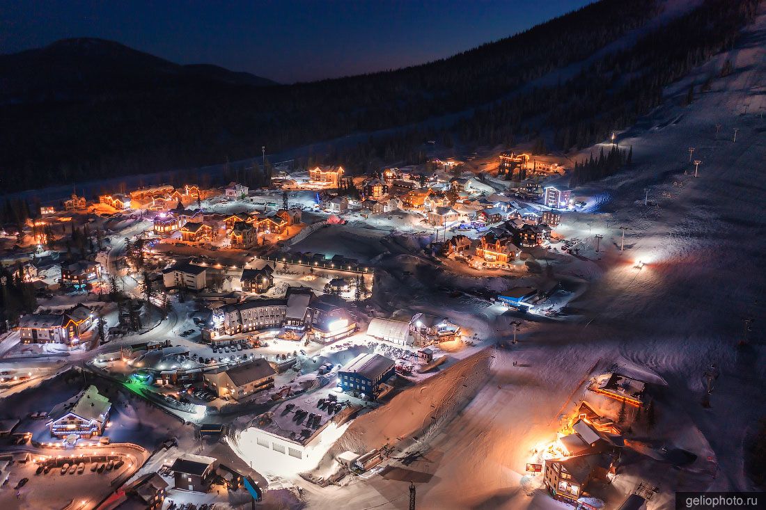 Горнолыжный курорт Шерегеш ночью фото