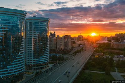 Октябрьская магистраль в Новосибирске на закате фото