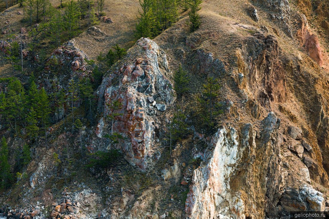 Скалы на острове Ольхон на Байкале фото