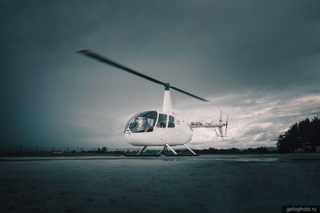 Белый вертолёт Robinson R44 фото