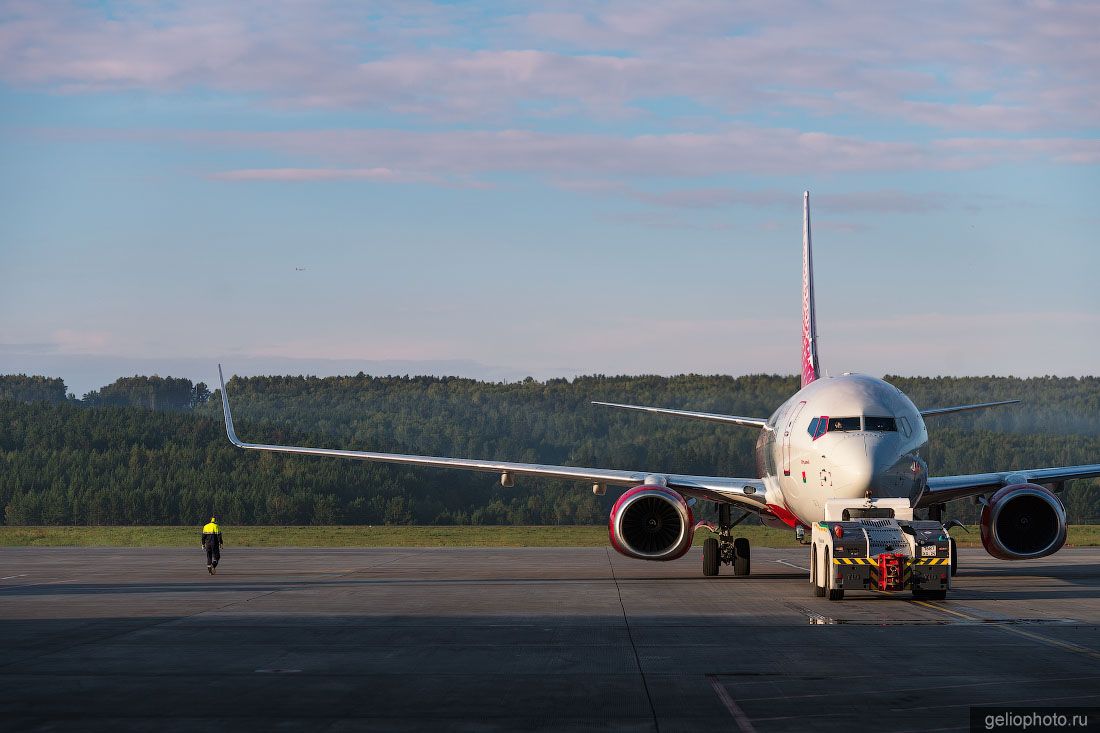 Буксировка Boeing 737-800 а/к Россия в аэропорту Красноярска фото