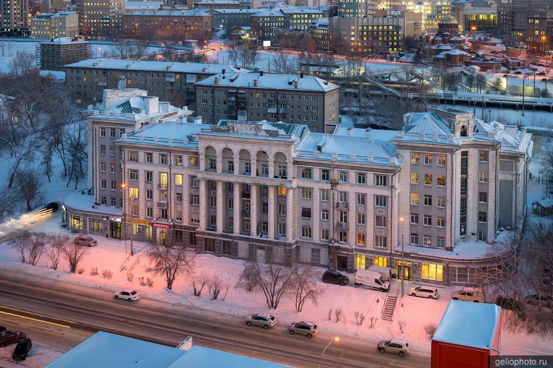 Дом речного флота в Новосибирске вечером фото