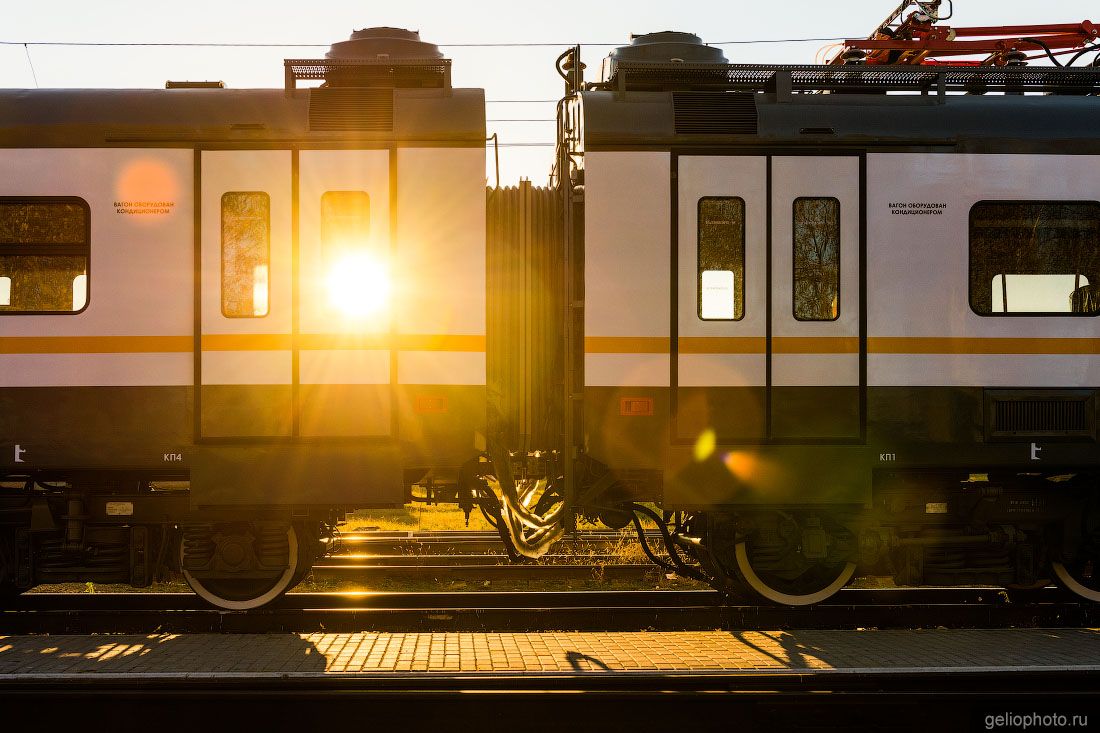 Поезд РЖД на путях на закате фото