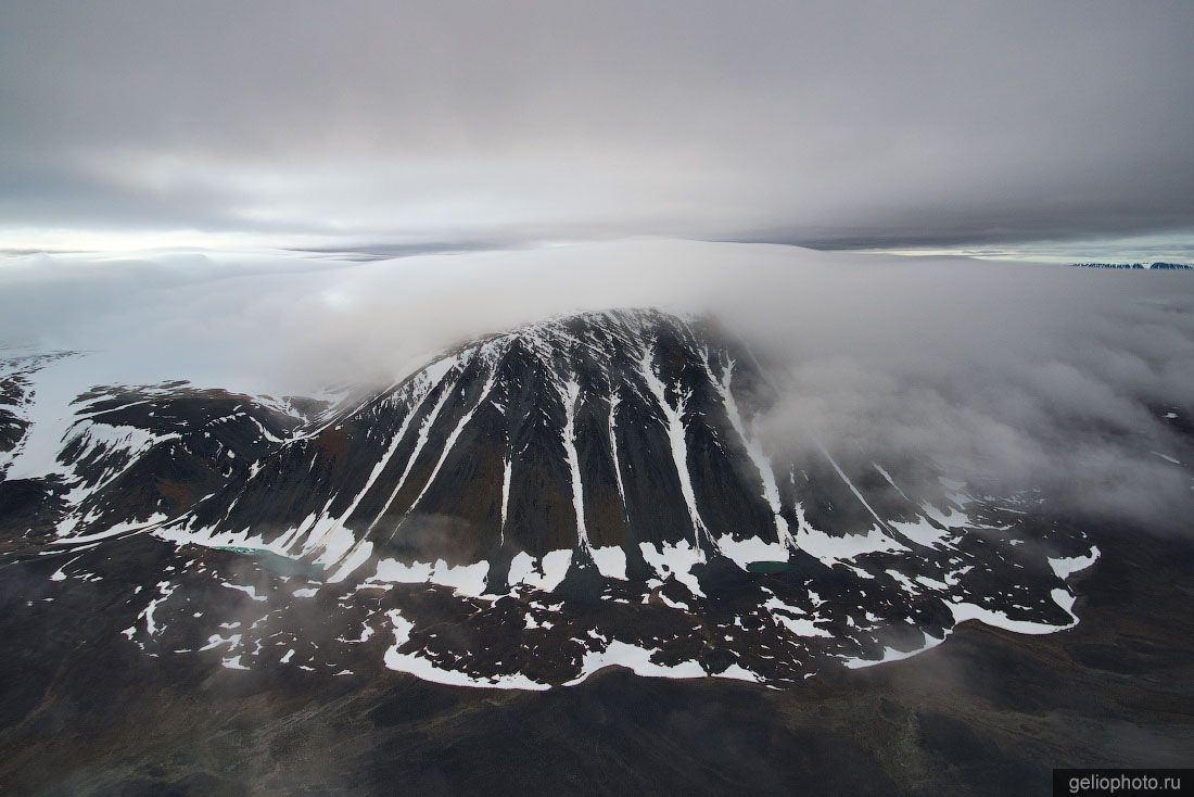 Гора Задорная на Северной Земле в тумане фото