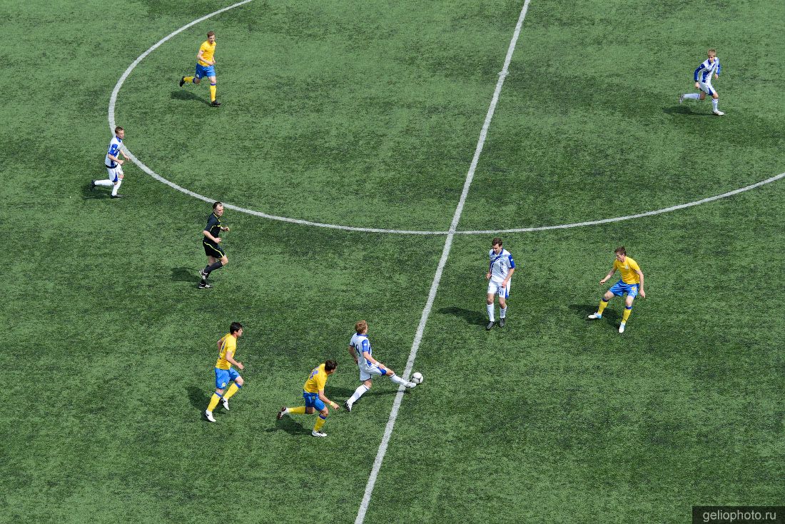 Футбольный матч на ​стадионе Спартак в Новосибирске фото