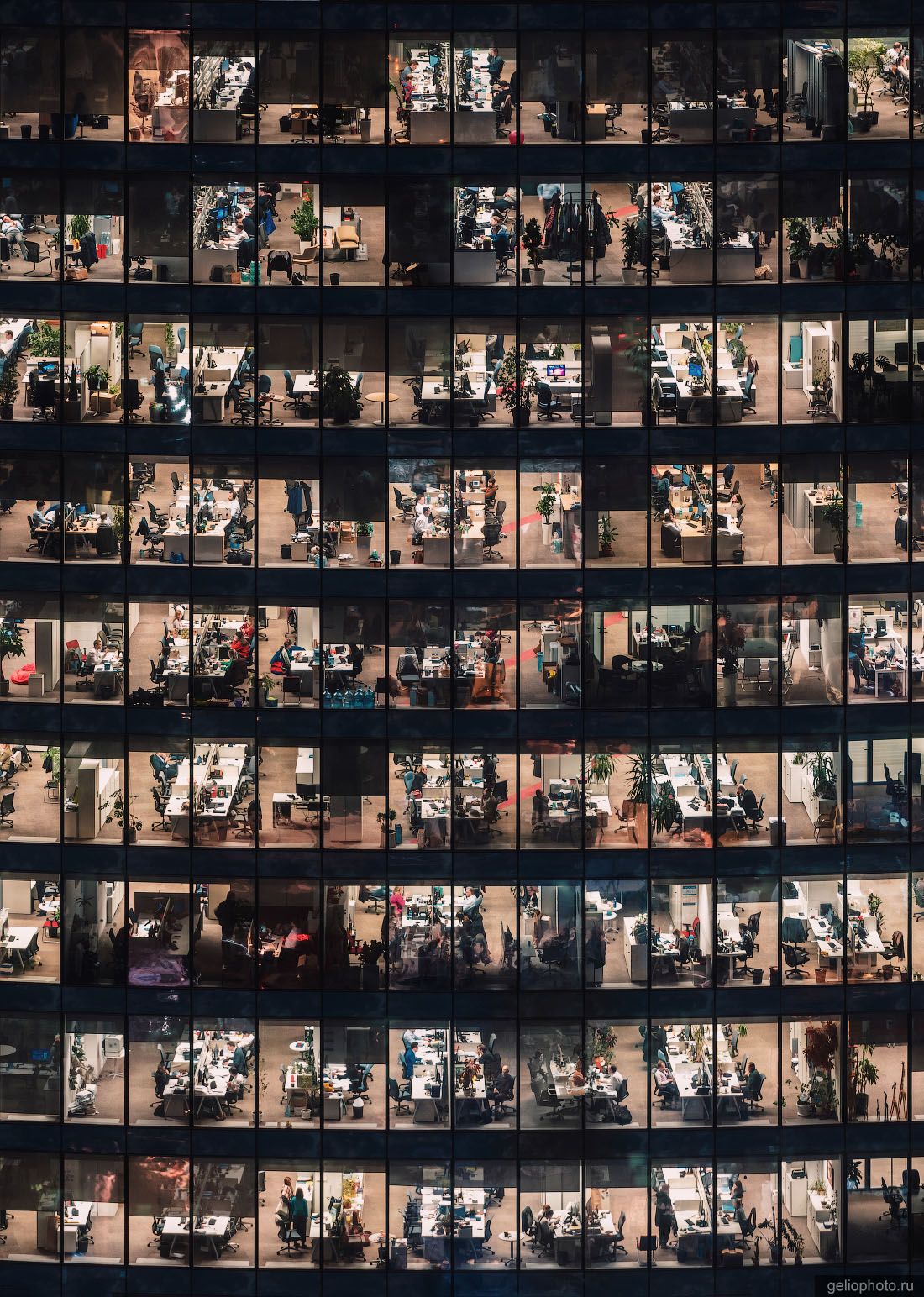 Сотрудники компаний в окнах Москва-Сити фото